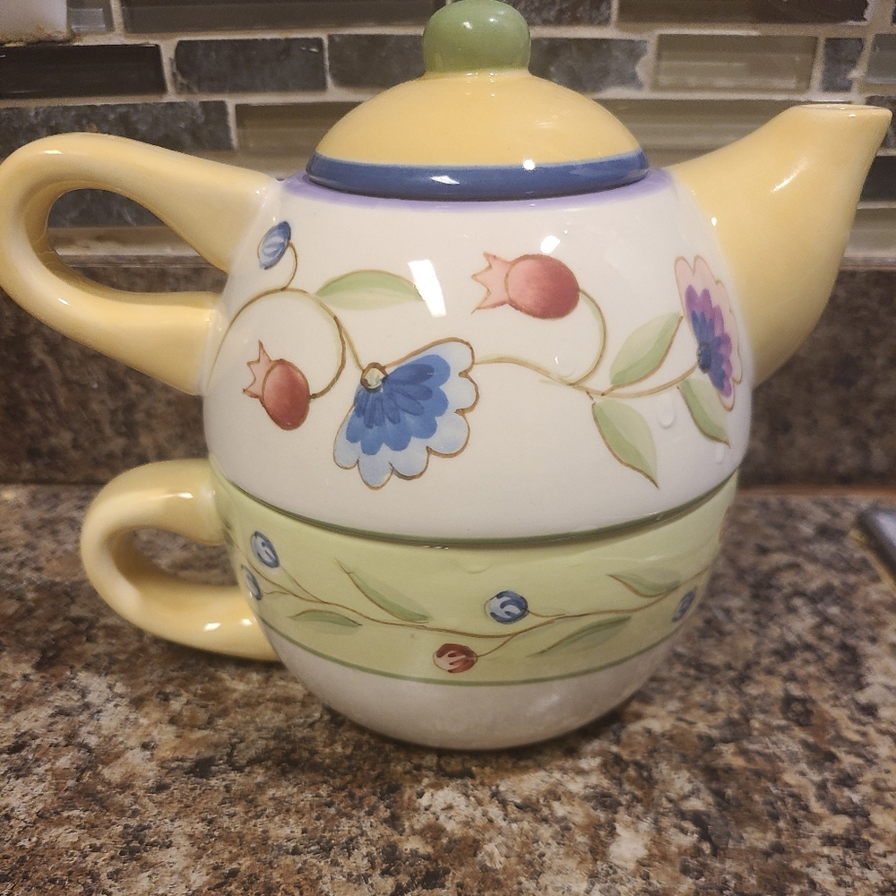 Studio Nova Floral Teapot with lid and cup